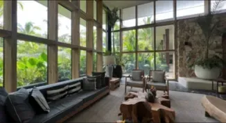 Salón de una casa con ventanales de vidrio enormes. Foto tomada en la instalación de ventanas que se le hizo a un cliente