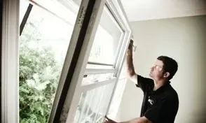 Trabajador instalando una ventana oscilobatiente