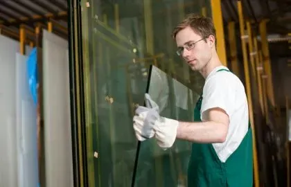 instalador del equipo montando unas ventanas termopanel 