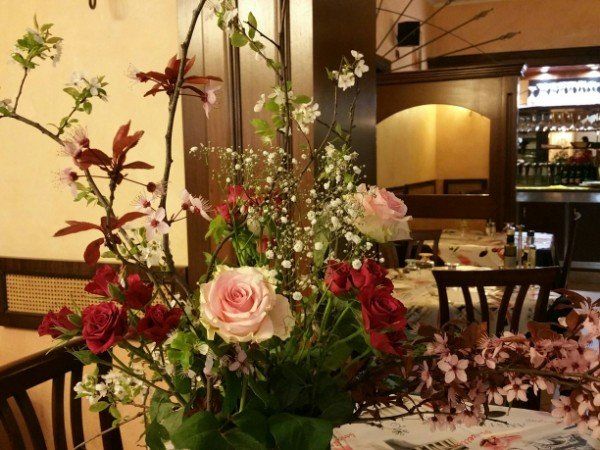 Addobbi floreali sui tavoli