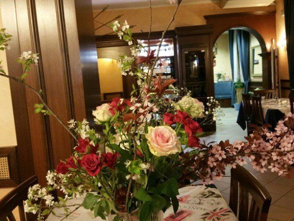 Addobbi floreali sui tavoli