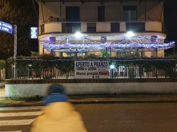 Esterno del ristorante affacciato sulla strada di notte