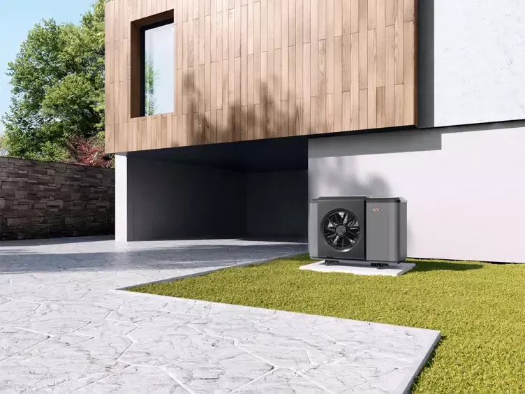 Een huis met een grote airco aan de zijkant.