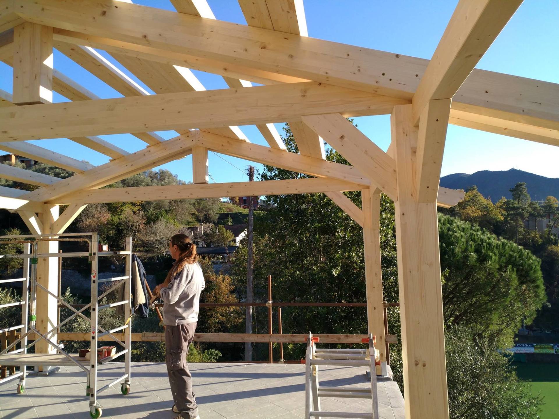 Lavorazione tettoia in legno