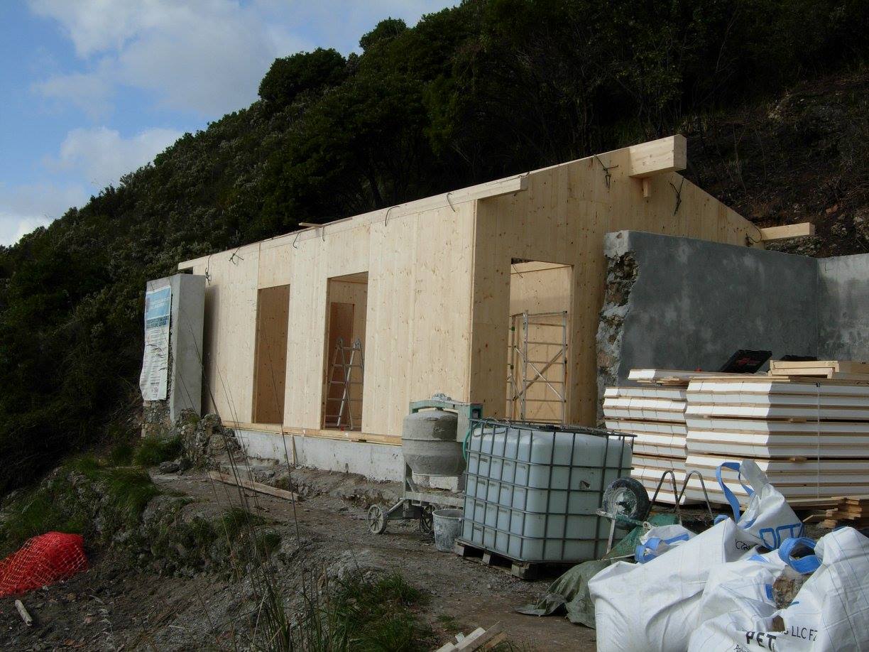 Casa in legno in costruzione