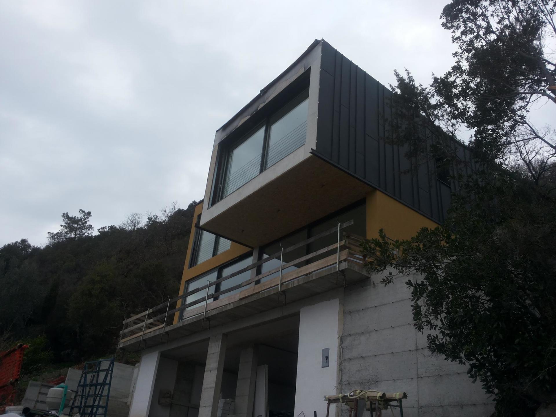 Edificio con vetrata e balcone