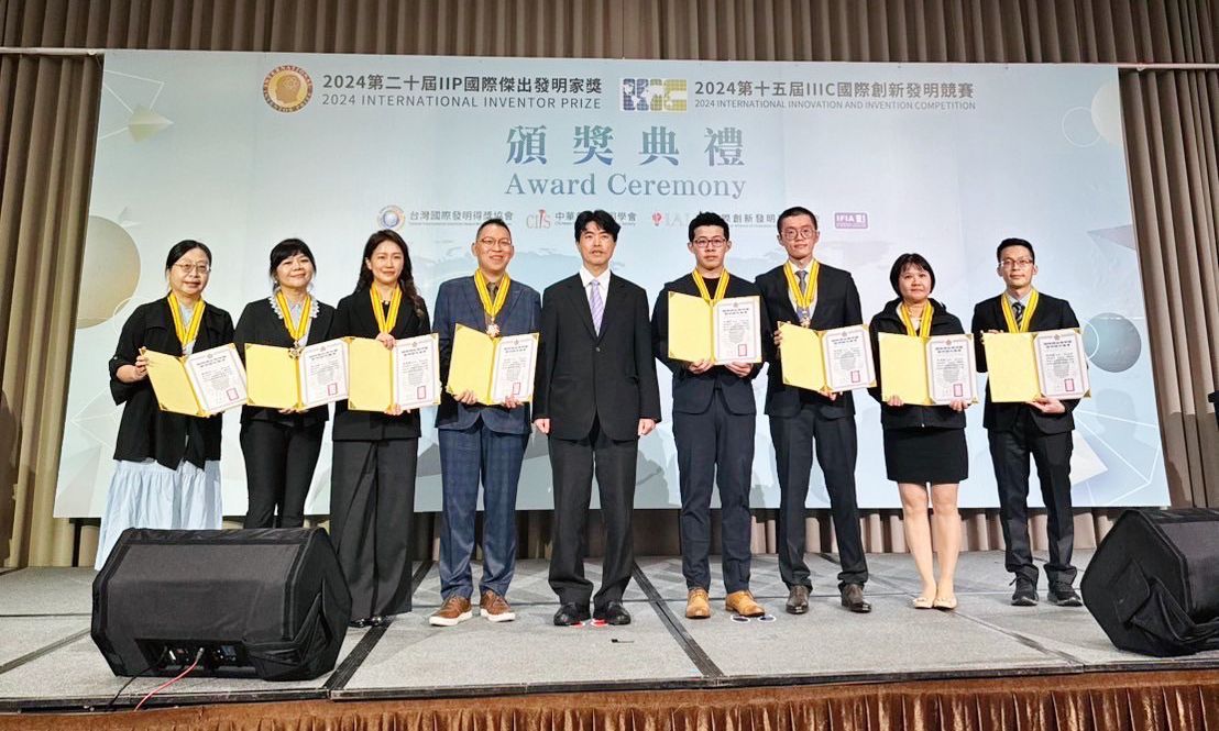 沛美生醫榮獲2024 IIP國際傑出發明家獎的頒獎典禮，由董事長廖曼華上台領獎
