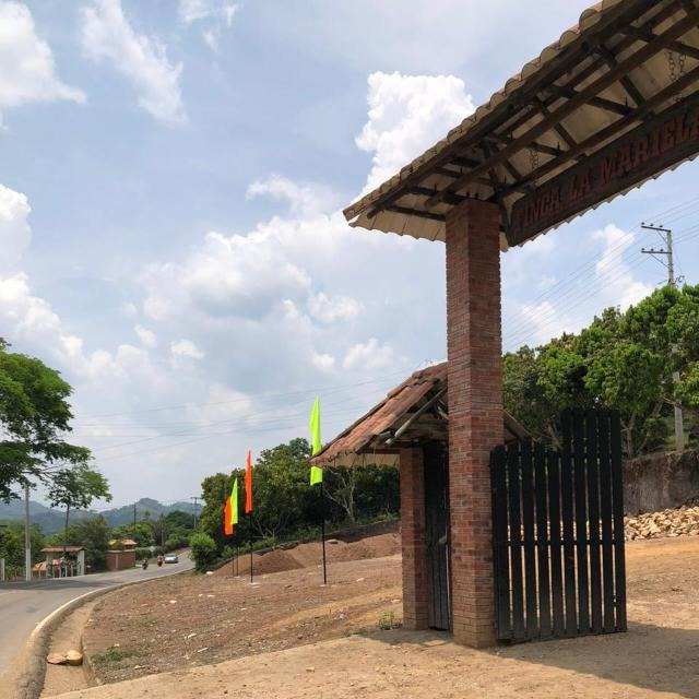 Un edificio de ladrillo con techo y una puerta negra.