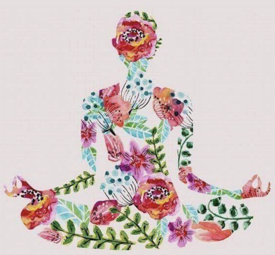 Une femme est assise en position du lotus avec des fleurs sur son corps.