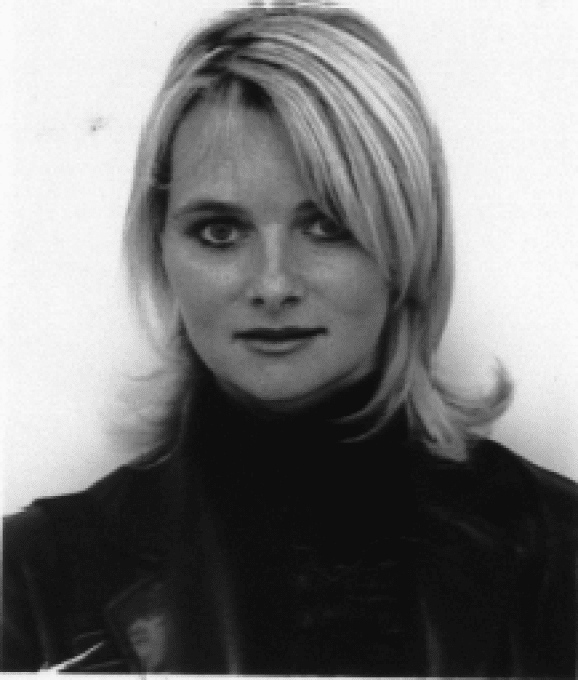 Une photo en noir et blanc d'une femme aux cheveux blonds
