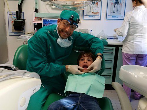 Dr. Sechi Alessandro con un bambino durante una visita dentistica 