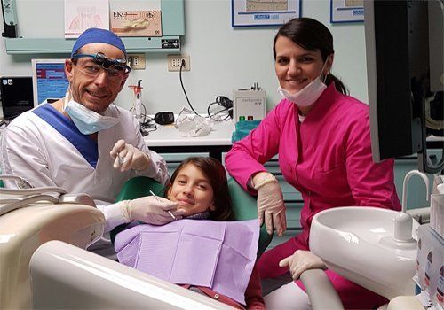 Dr. Secchi Alessandro con una collega a una paziente 