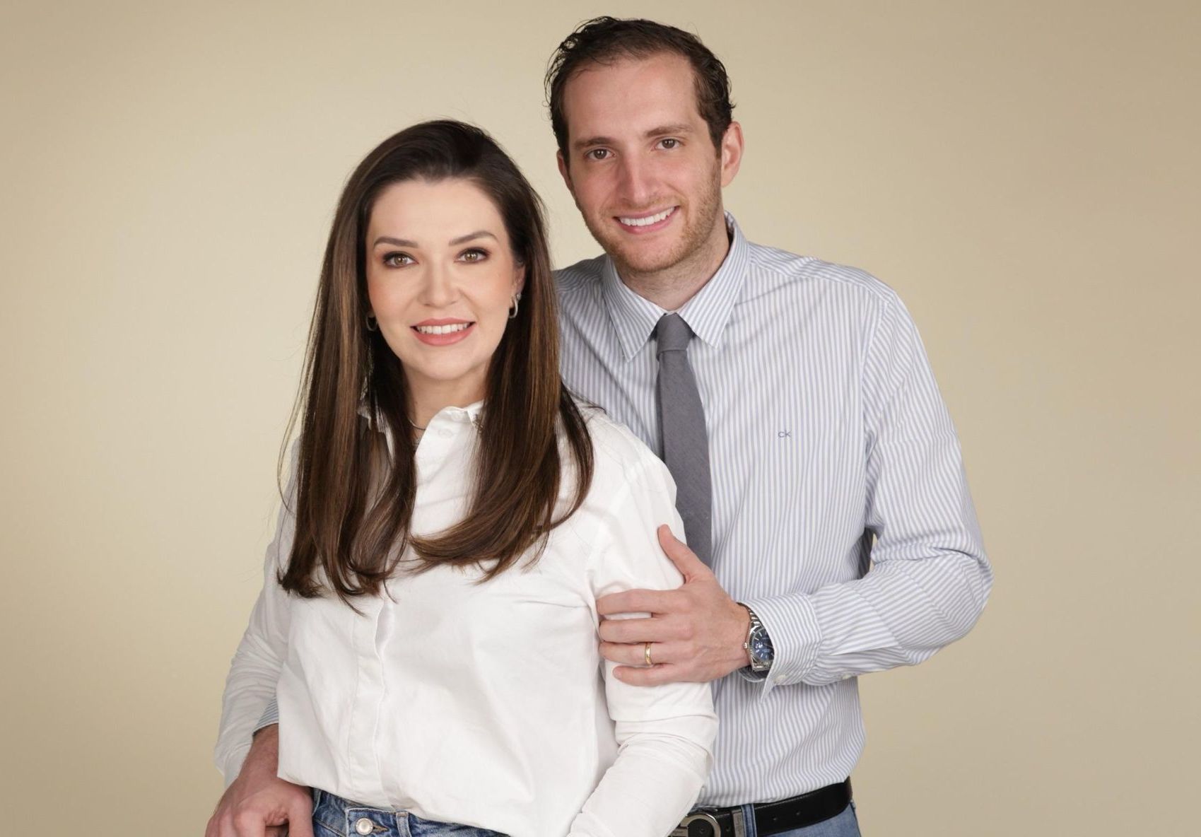 Um homem e uma mulher estão posando para uma foto juntos.