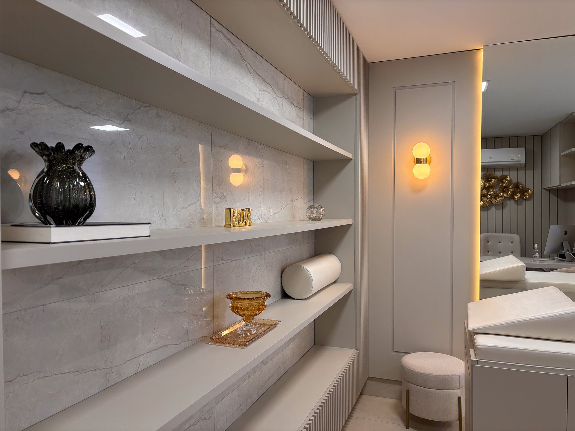 Uma sala com muitas prateleiras e um espelho.