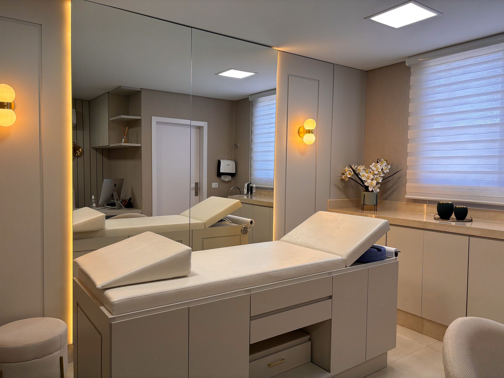 Um quarto com uma cama e um espelho.