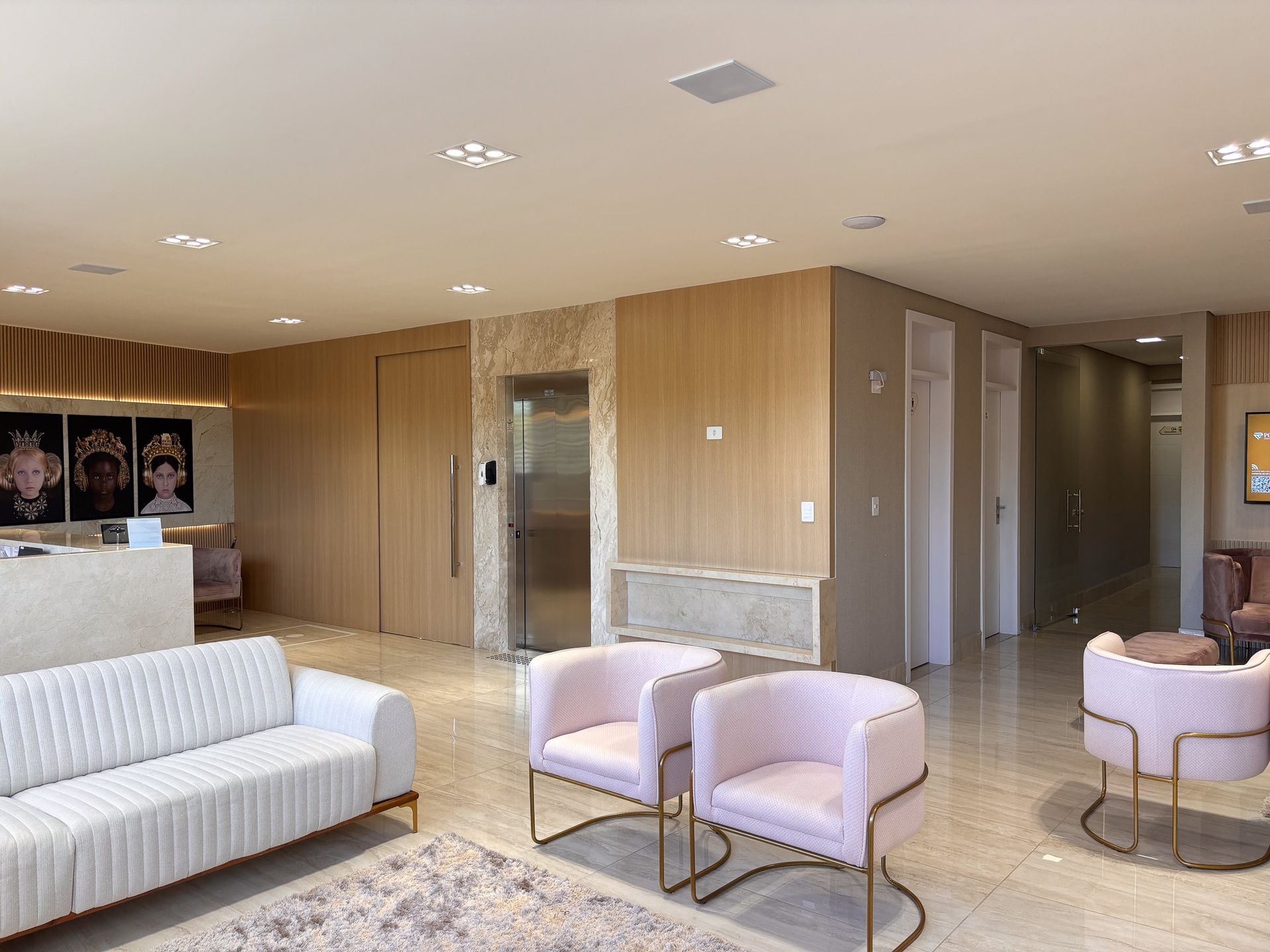 Uma sala de estar com um sofá, cadeiras e elevador.