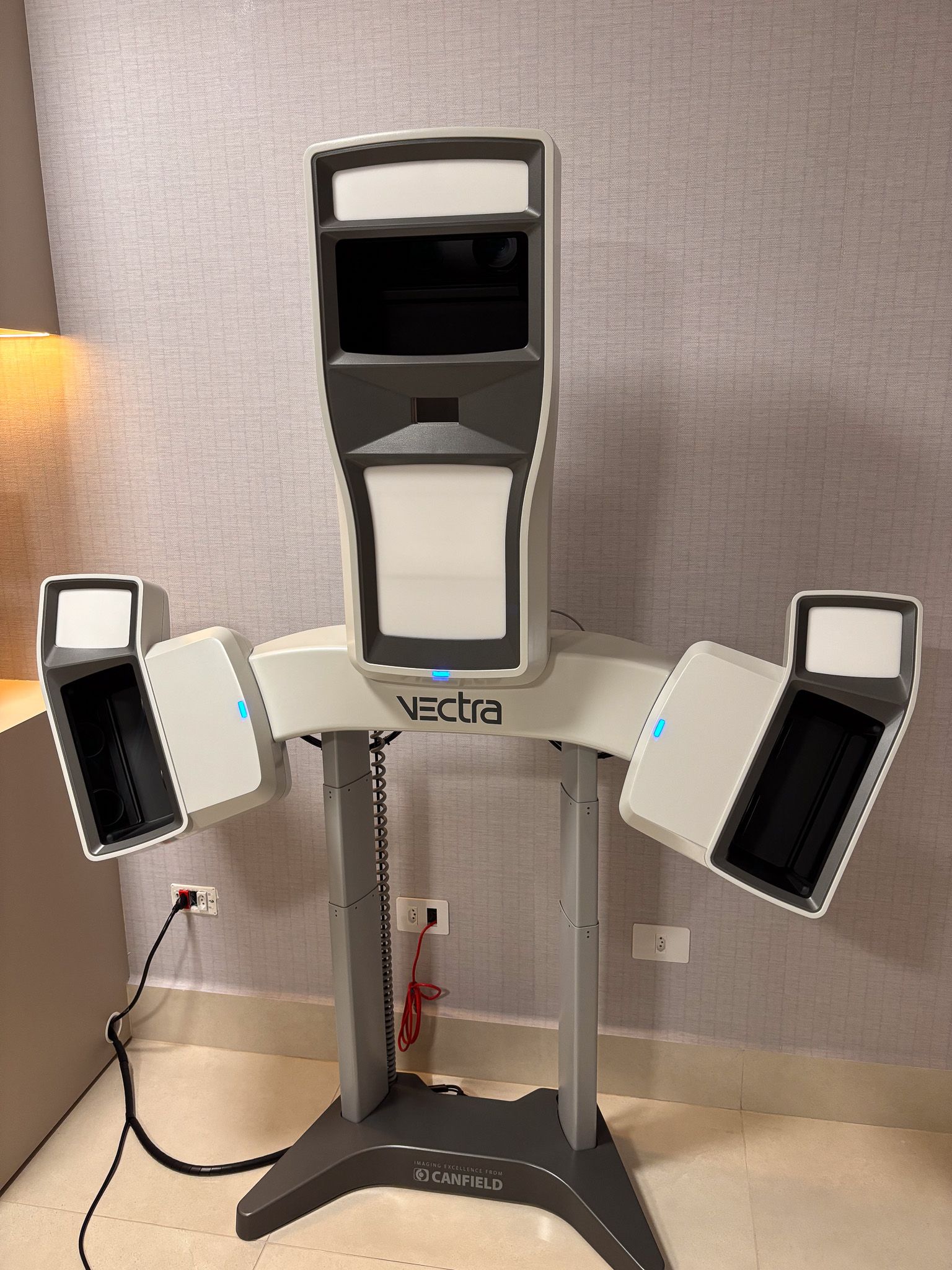 Uma máquina está sobre um suporte em uma sala.