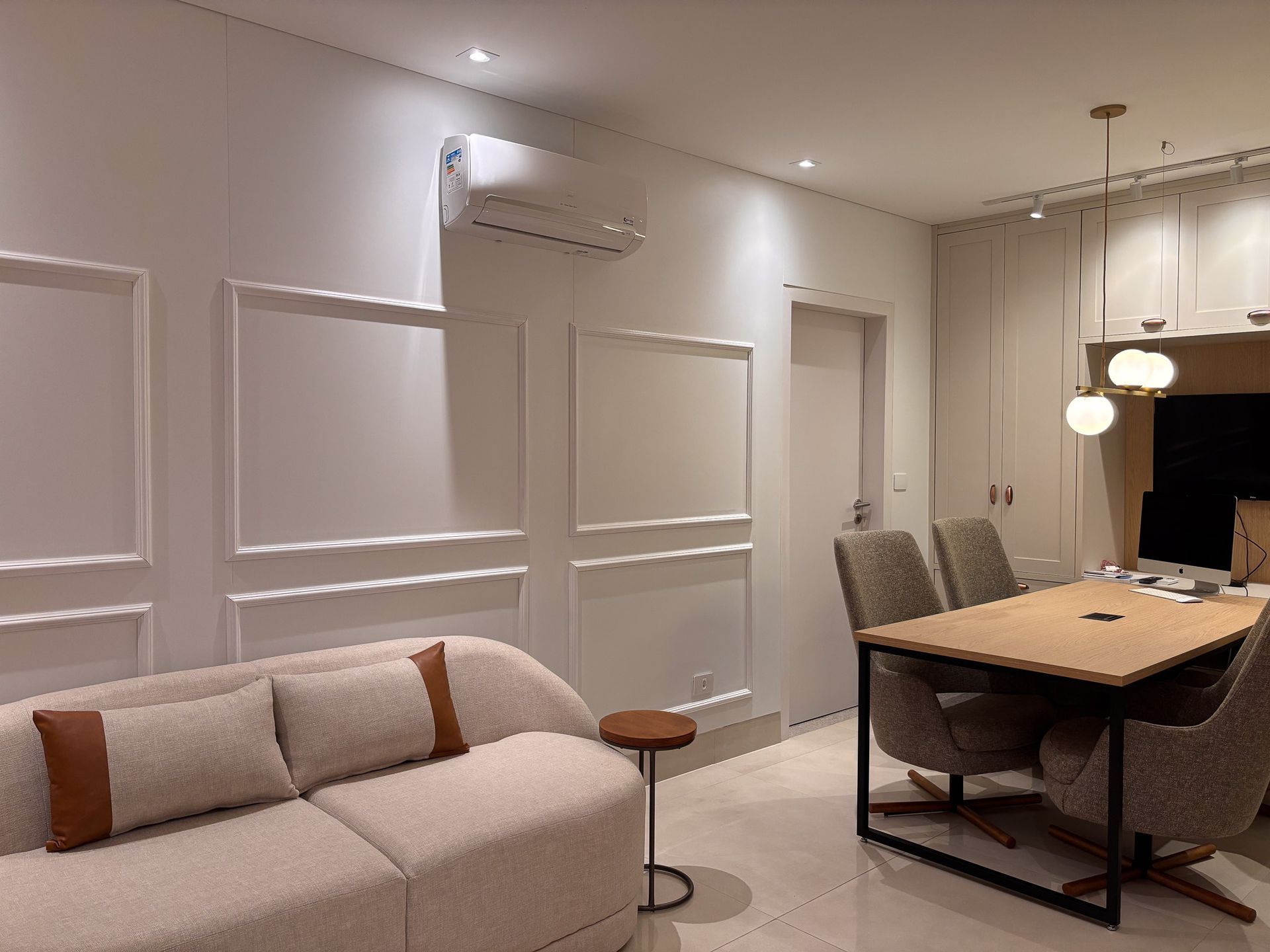 Uma sala de estar com um sofá, mesa e cadeiras.