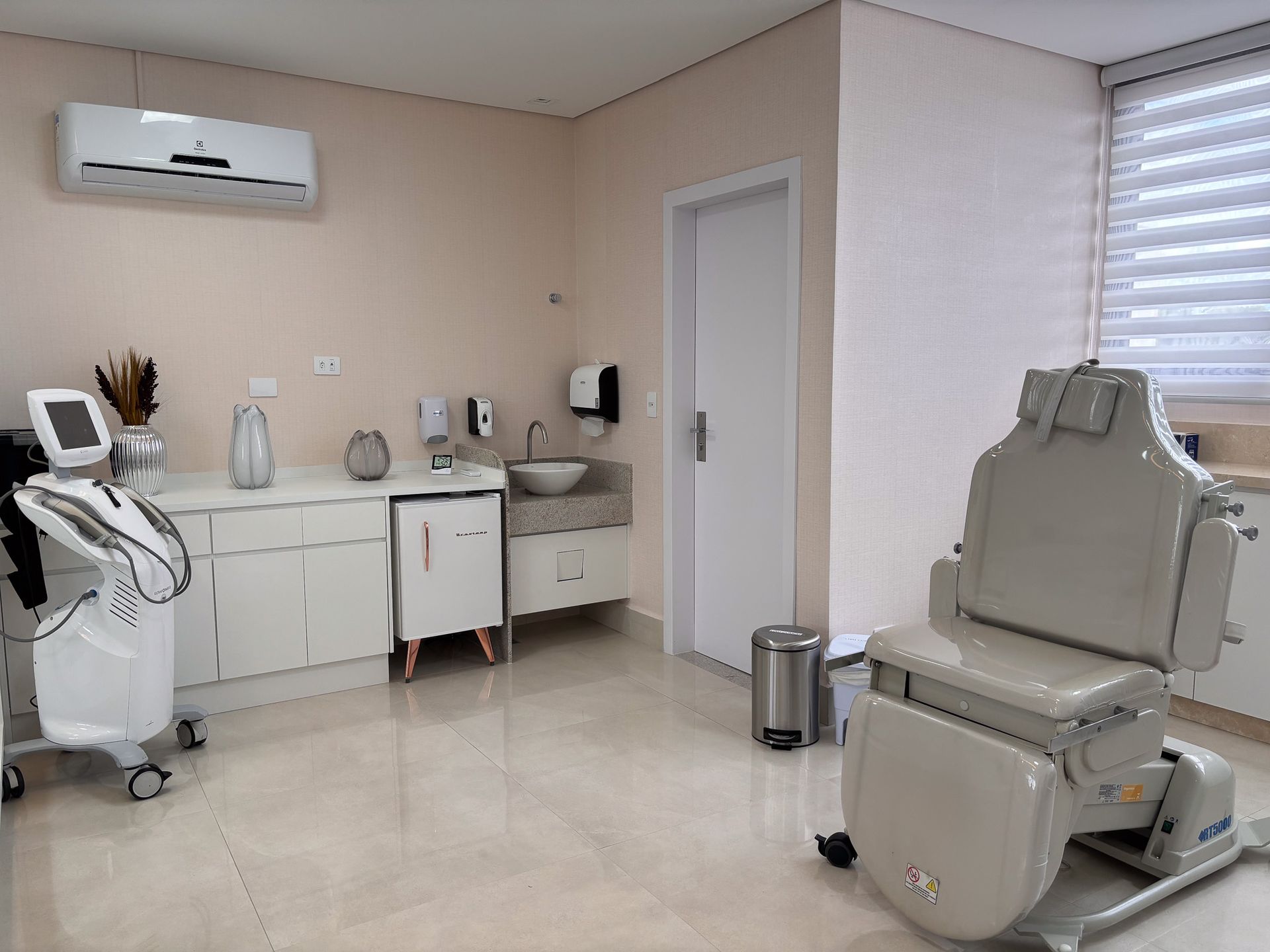 Há uma cadeira no meio da sala.