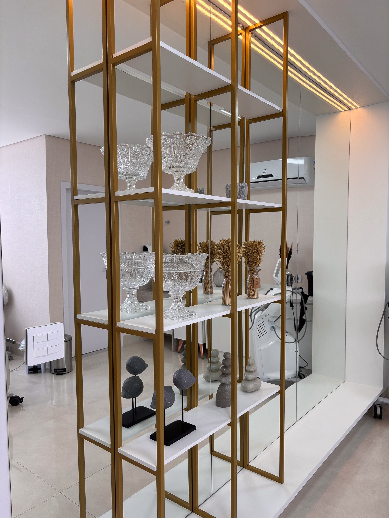 Uma prateleira com muitos vasos em uma sala