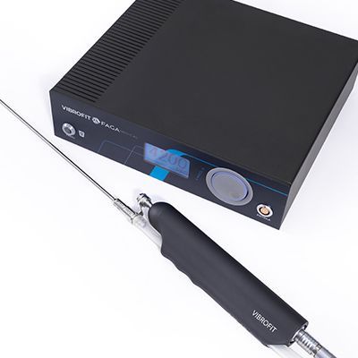 Uma mulher com um suéter branco está sorrindo com a mão no rosto.