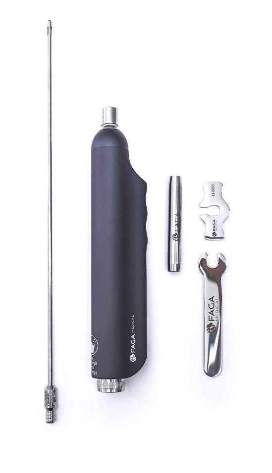 Uma mulher de suéter está tocando o pescoço e olhando para a câmera.