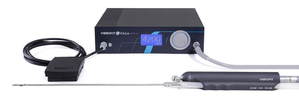 Uma mulher está tocando o rosto com a mão e sorrindo.