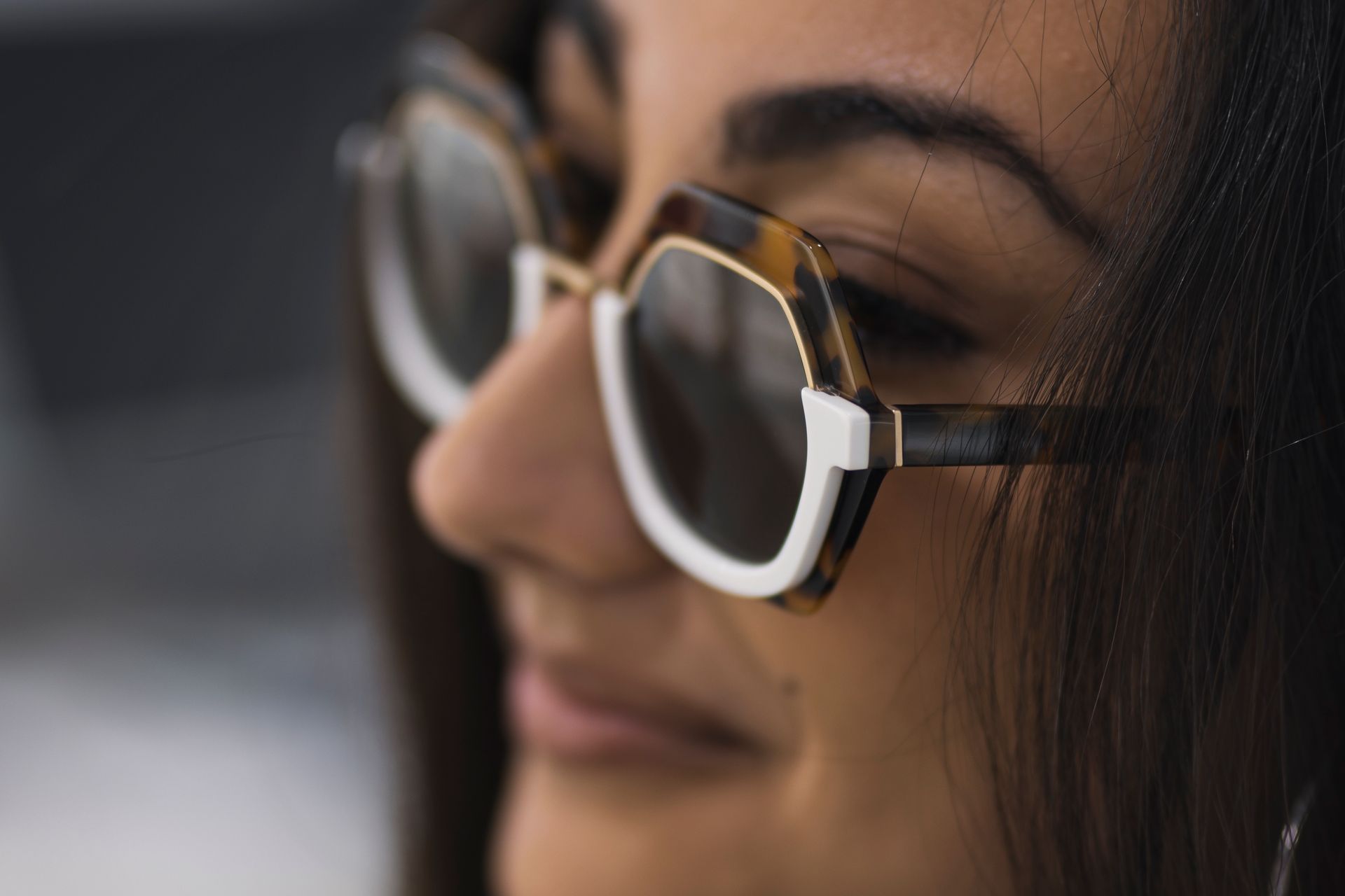 Primo piano di una donna che indossa occhiali da sole.