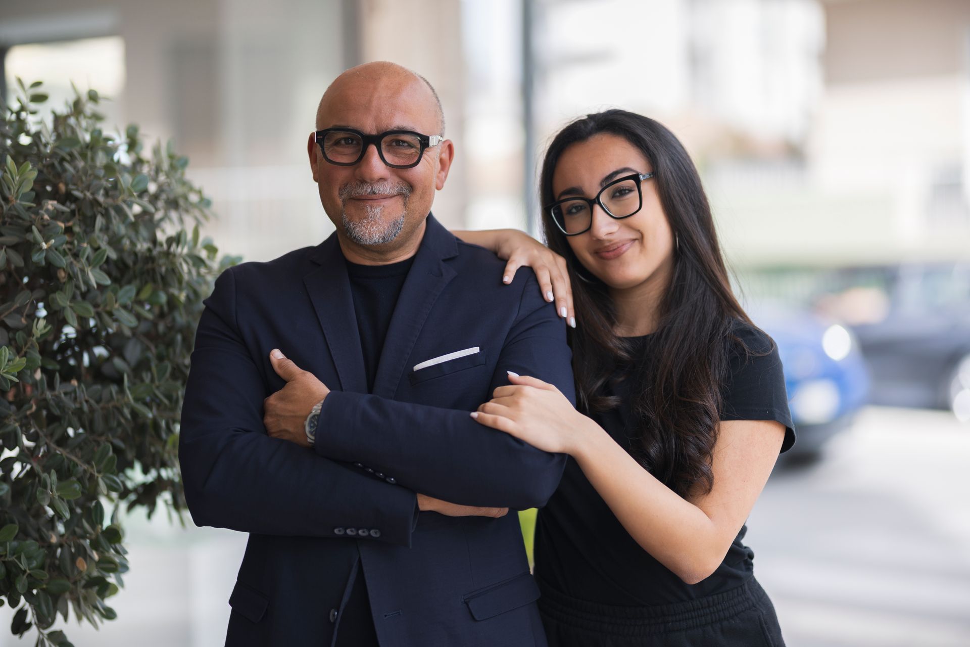 Un uomo e una donna posano per una foto con le braccia incrociate.