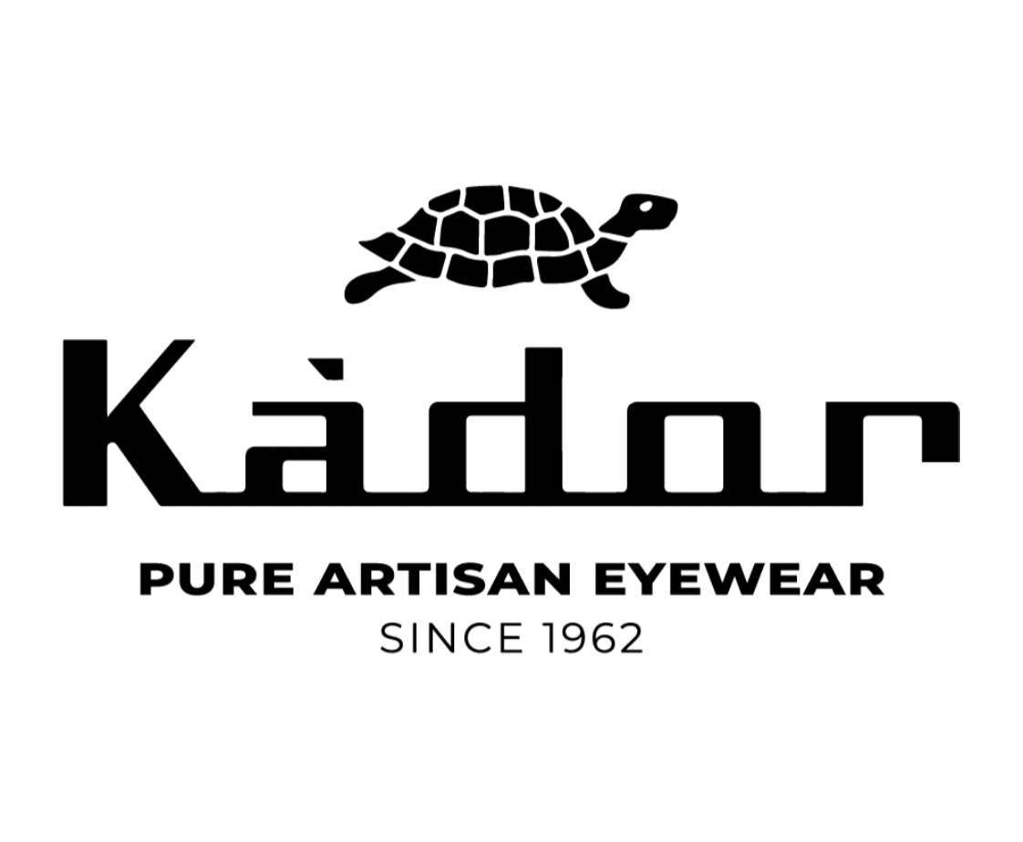 Il logo di Kador Pure Artisan Eyewear dal 1962 con una tartaruga.