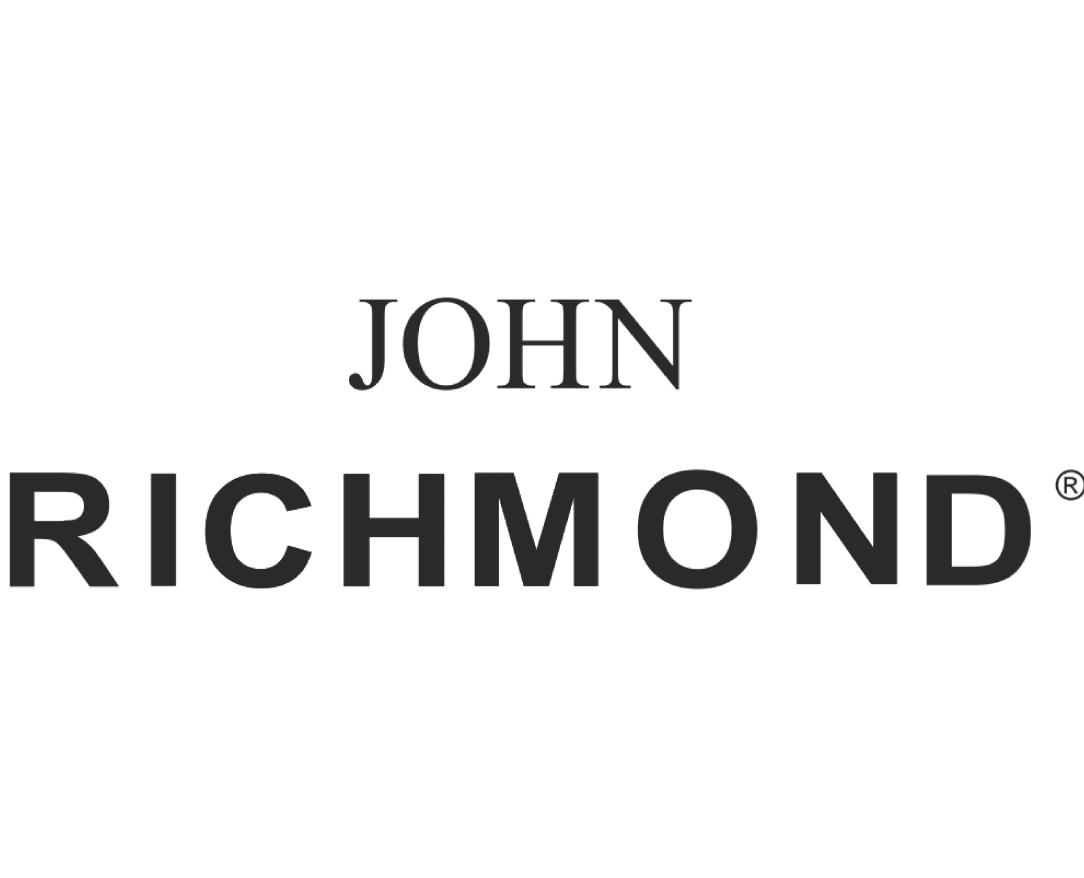 Il logo di John Richmond è su sfondo bianco.