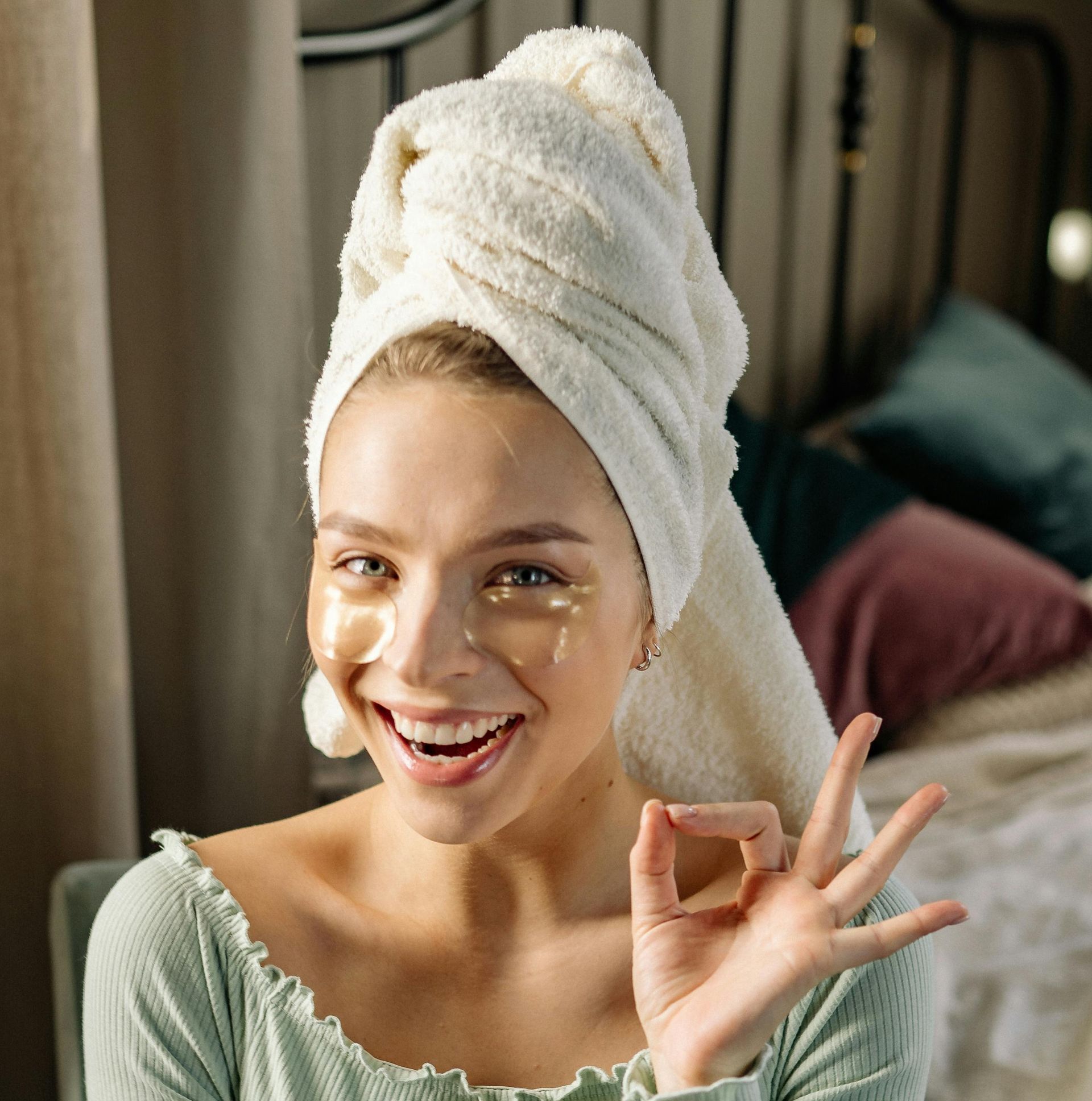 Mujer feliz aplicando tratamiento facial en casa, cuidado de la piel y belleza natural con estética profesional