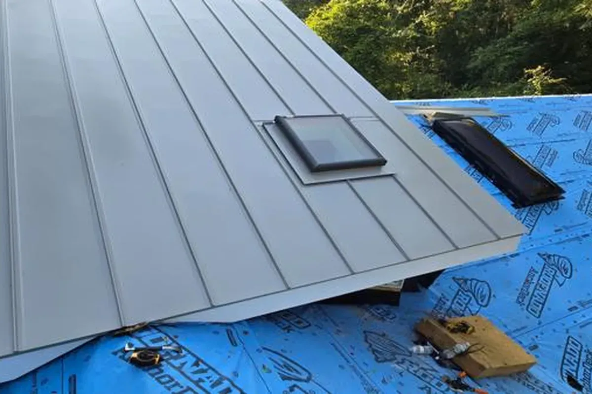  Snap-lock standing seam metal roofing system installed in Castle Hayne NC, featuring modern panel profiles and coastal wind resistance.
