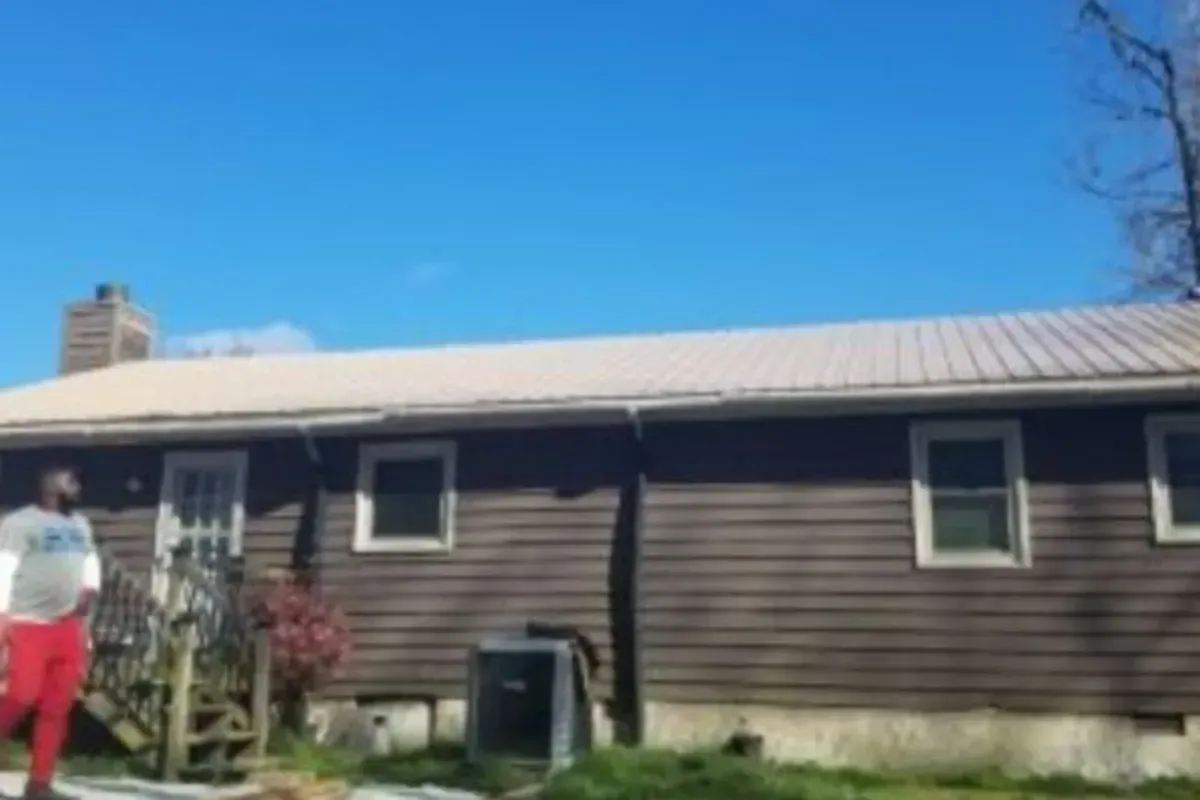  Metal roofing installers in Wilmington NC completed a standing seam metal roof with professional flashing integration and clean finishing.
