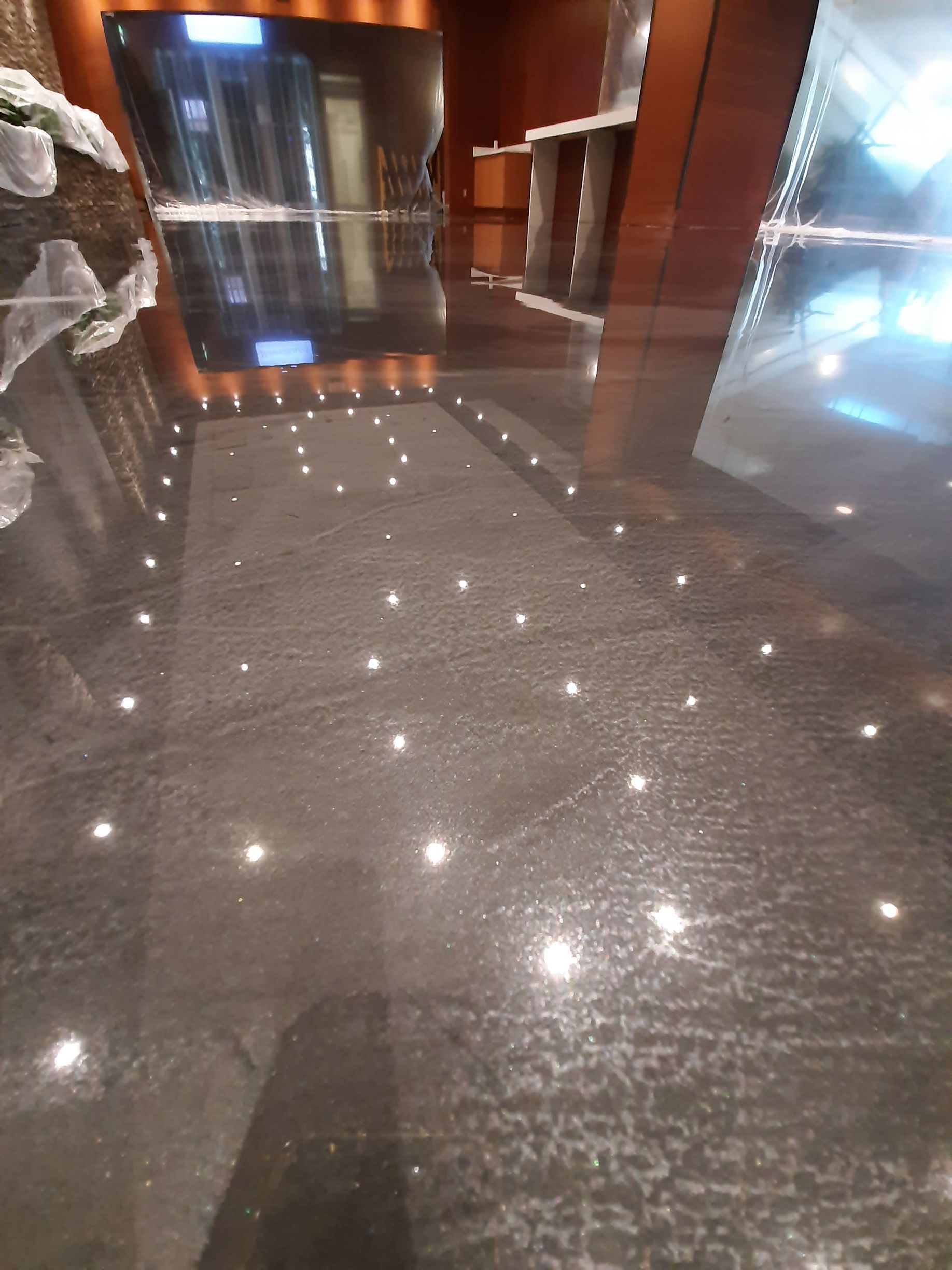 Un sol en marbre noir avec beaucoup de lumières dessus