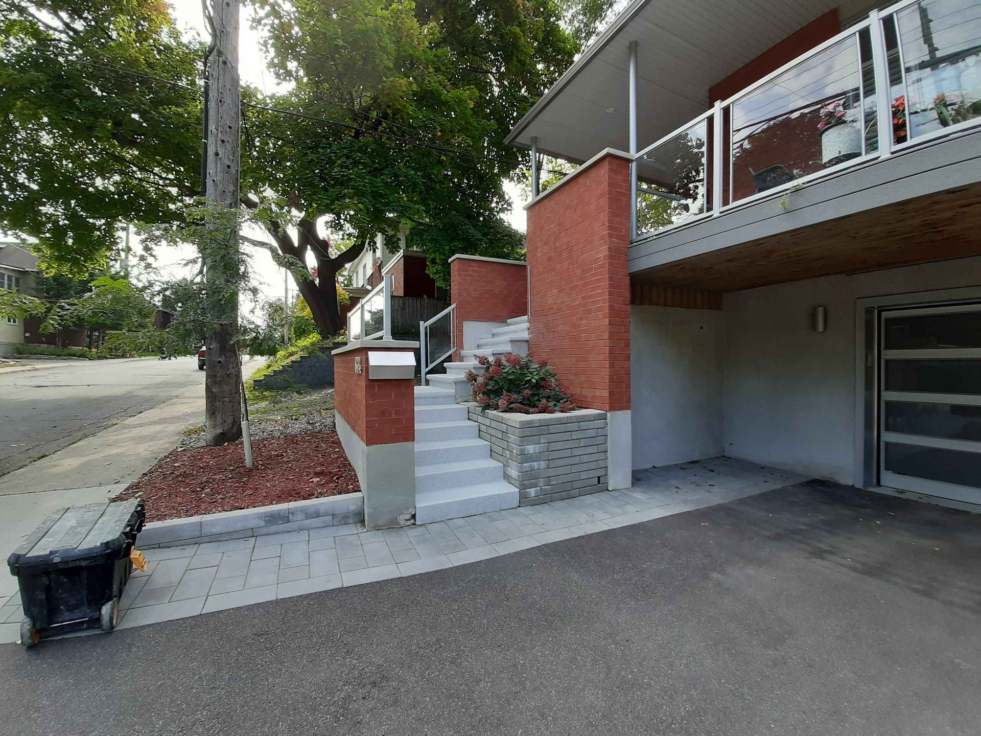 Une maison avec des escaliers menant au deuxième étage