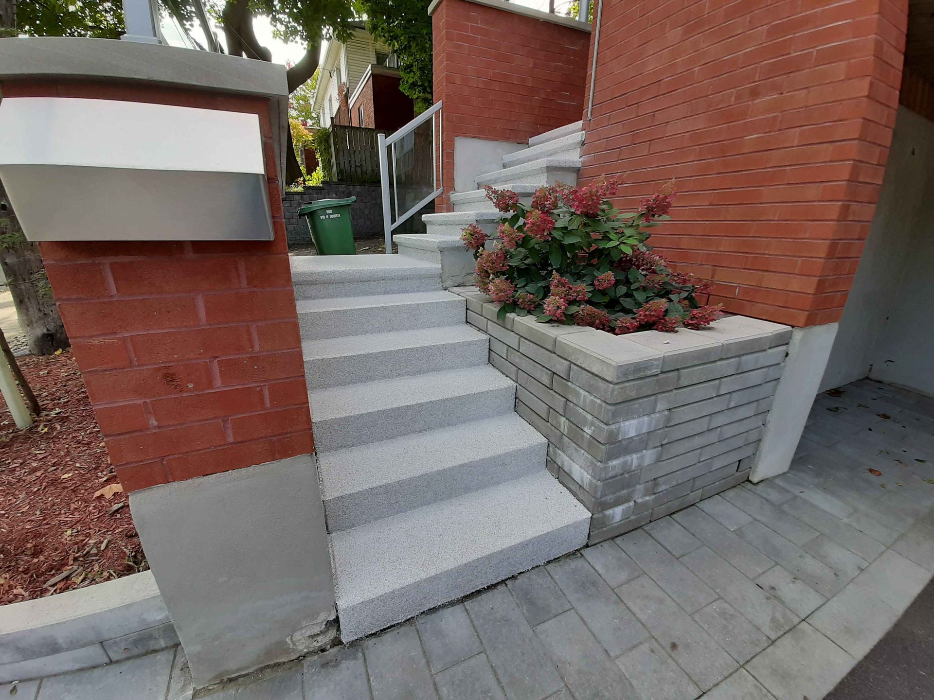 Un ensemble d'escaliers menant à un bâtiment en briques.