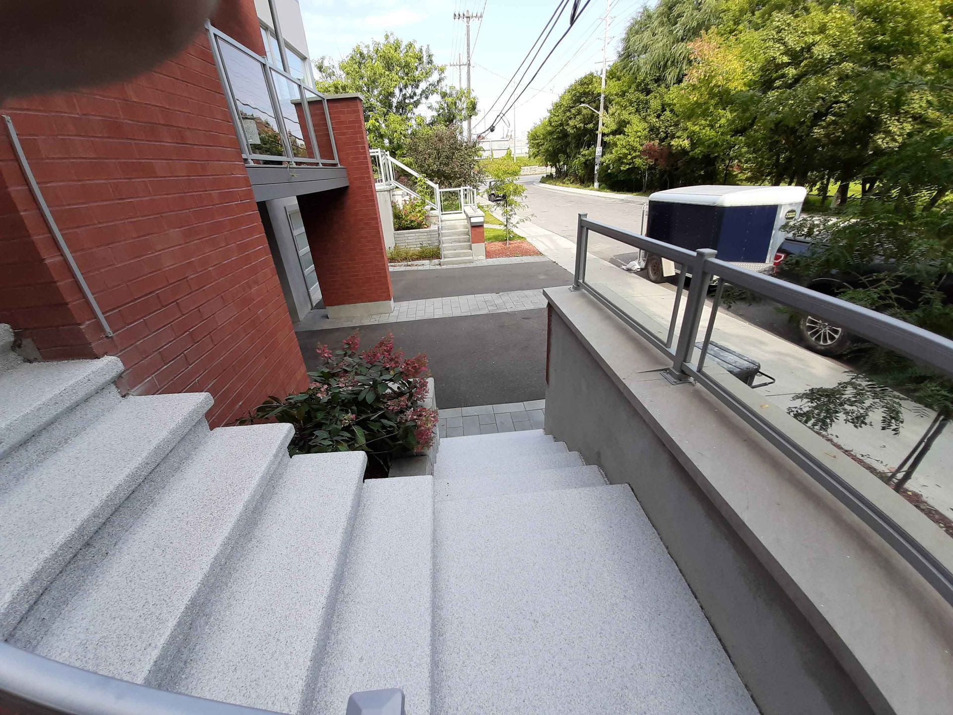 Un escalier menant à un bâtiment en briques