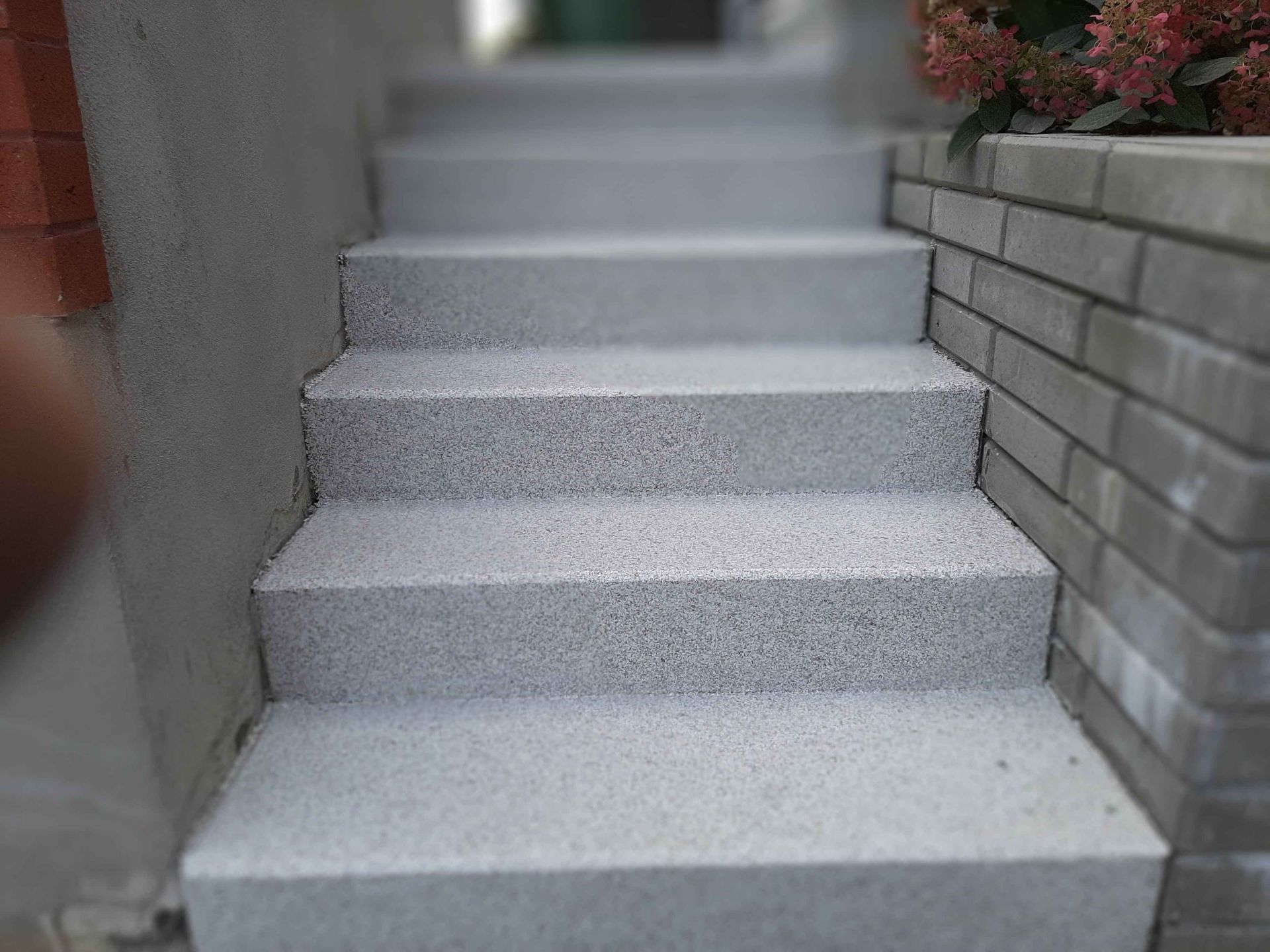 Un ensemble d'escaliers menant à un mur de briques.