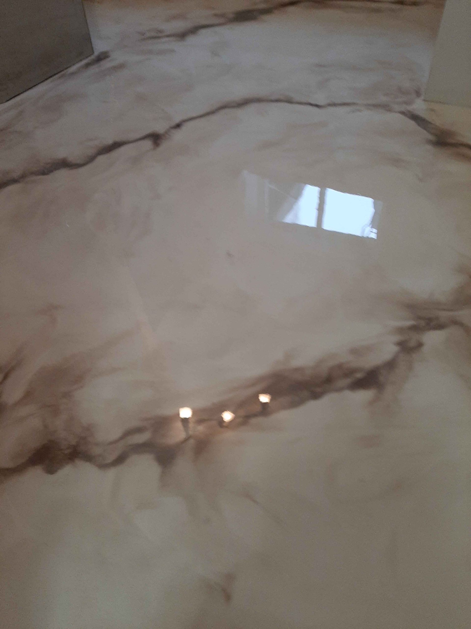 Un gros plan d'un sol en marbre avec une fenêtre en arrière-plan.