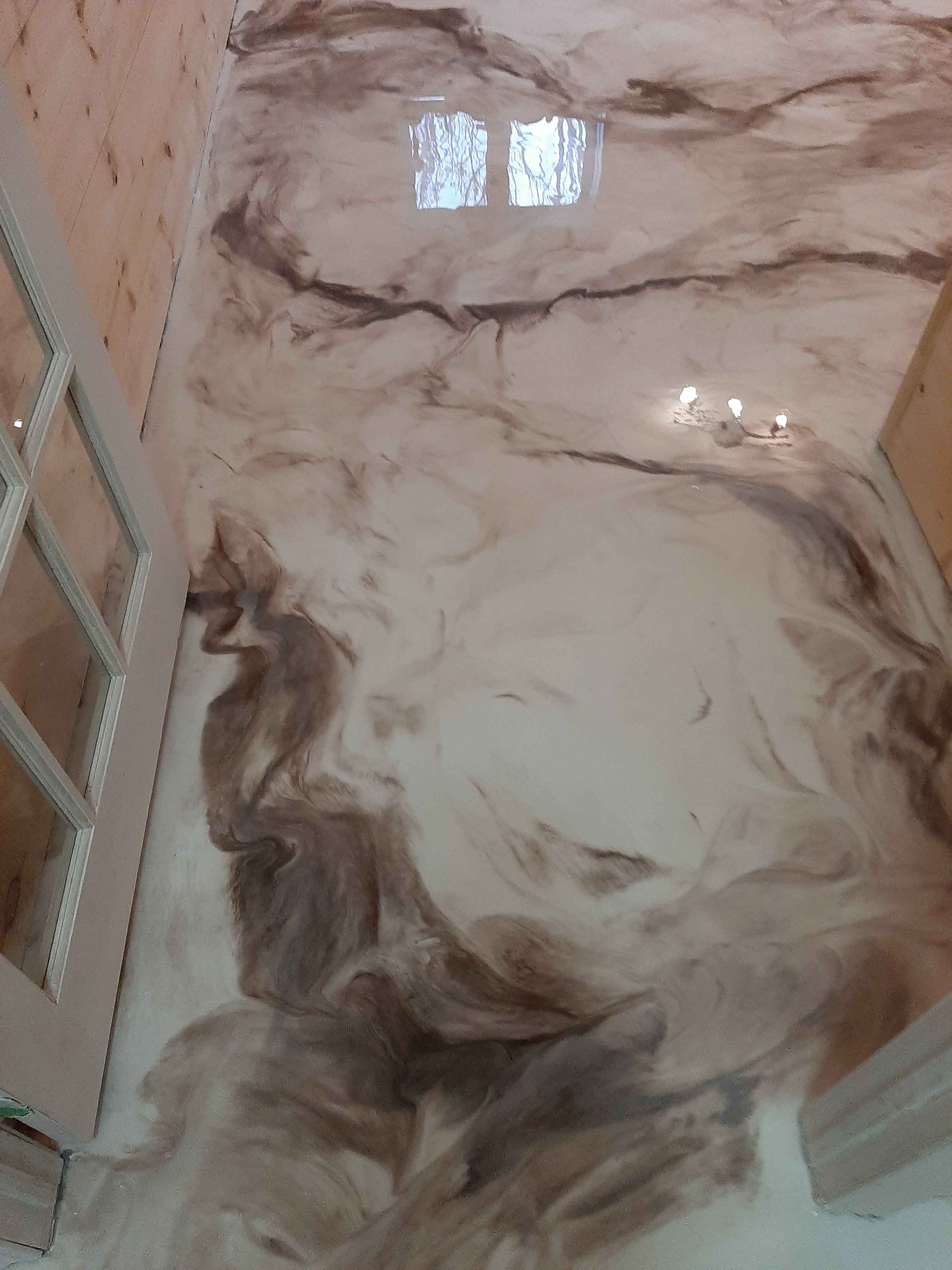 Un gros plan d'un sol en marbre avec un escalier en arrière-plan.