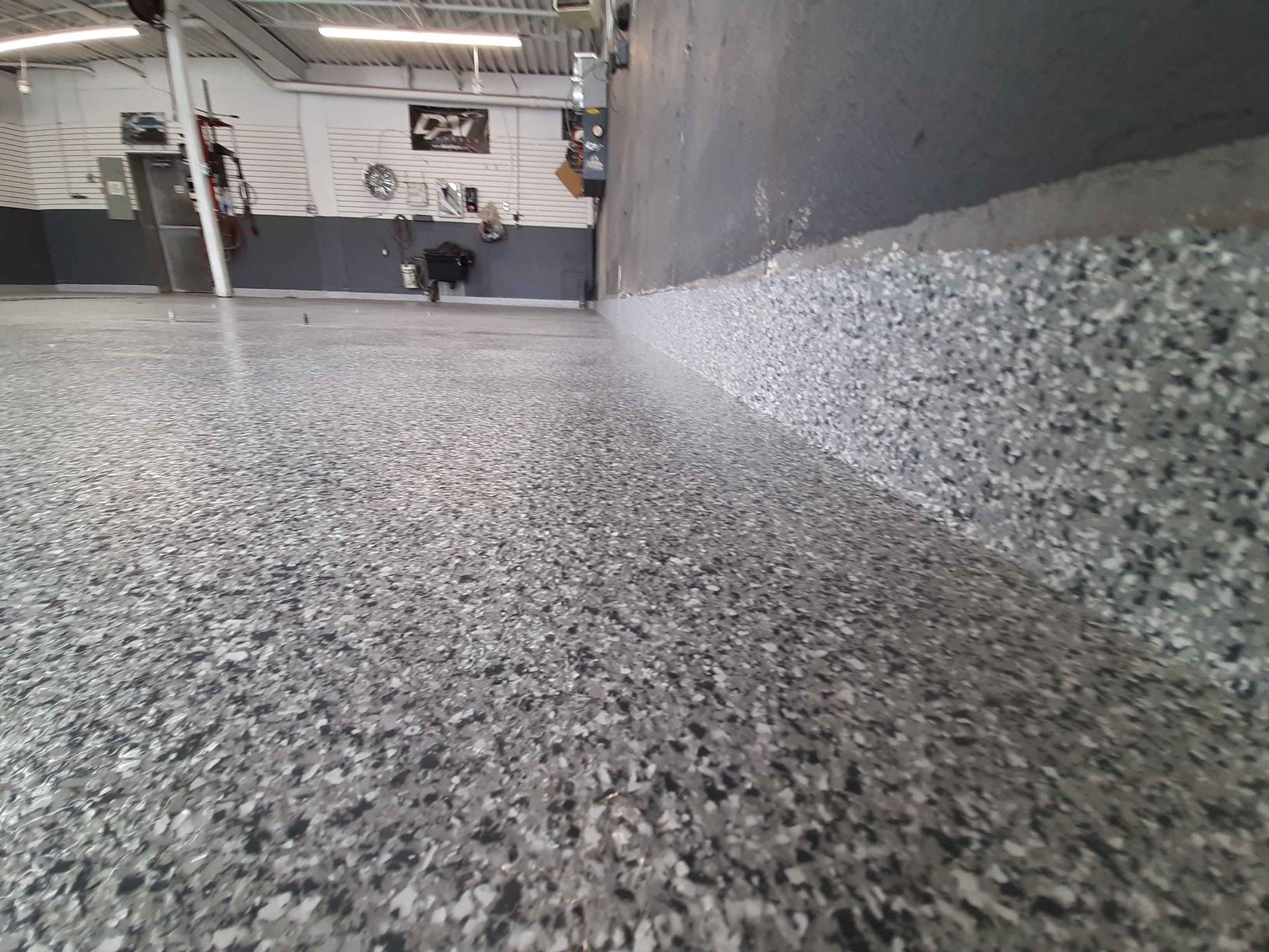 Un gros plan d'un sol en béton gris dans un garage.