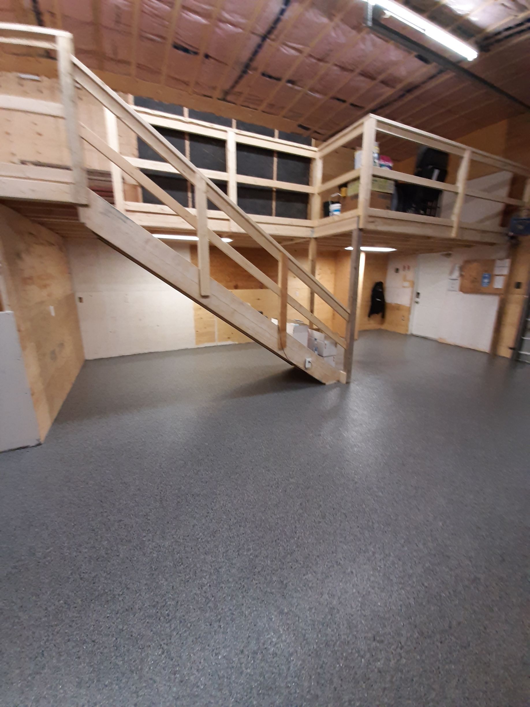 Une pièce avec des escaliers menant à un deuxième étage.