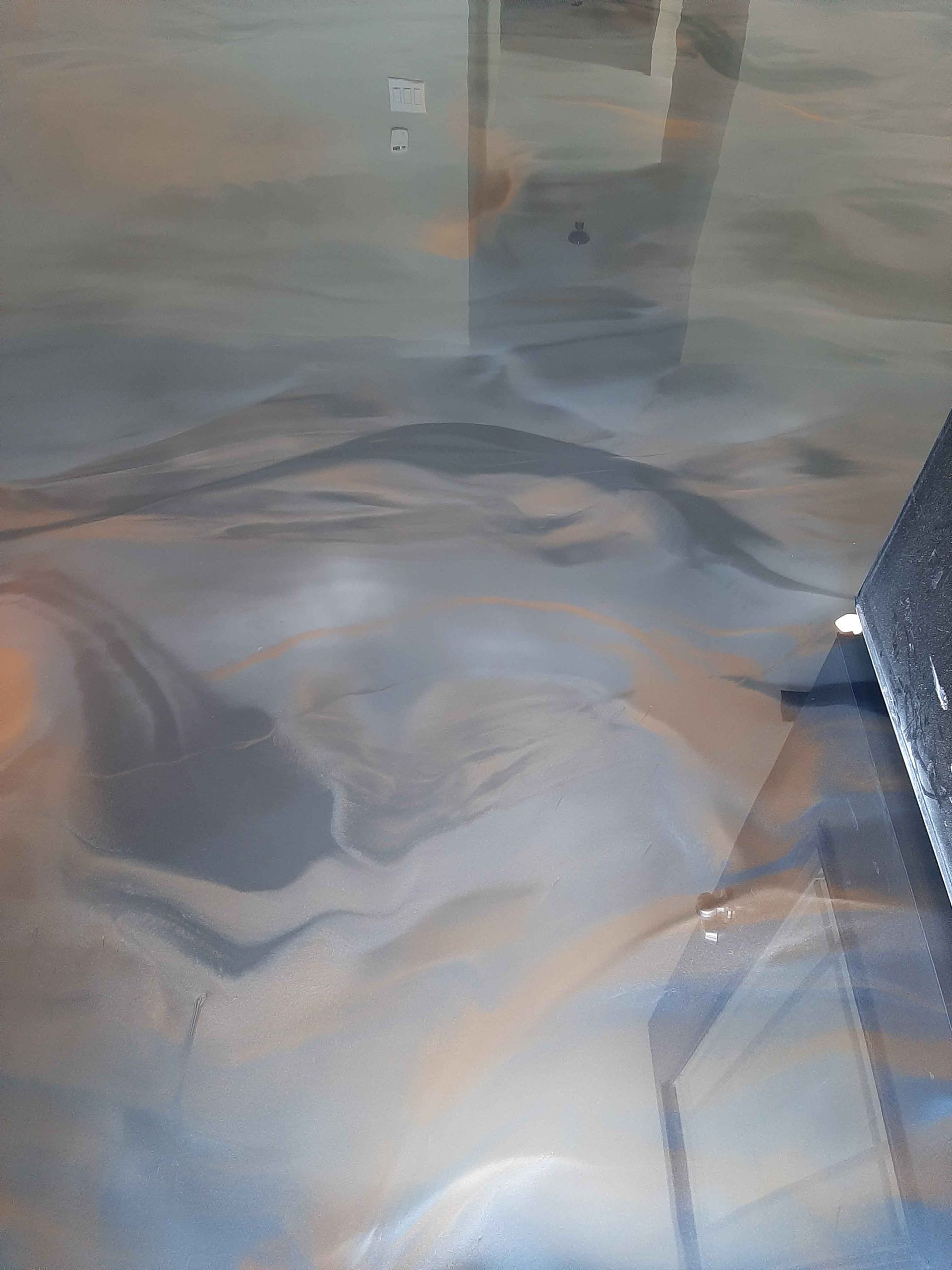 Un gros plan d'un sol métallique avec un motif en marbre.