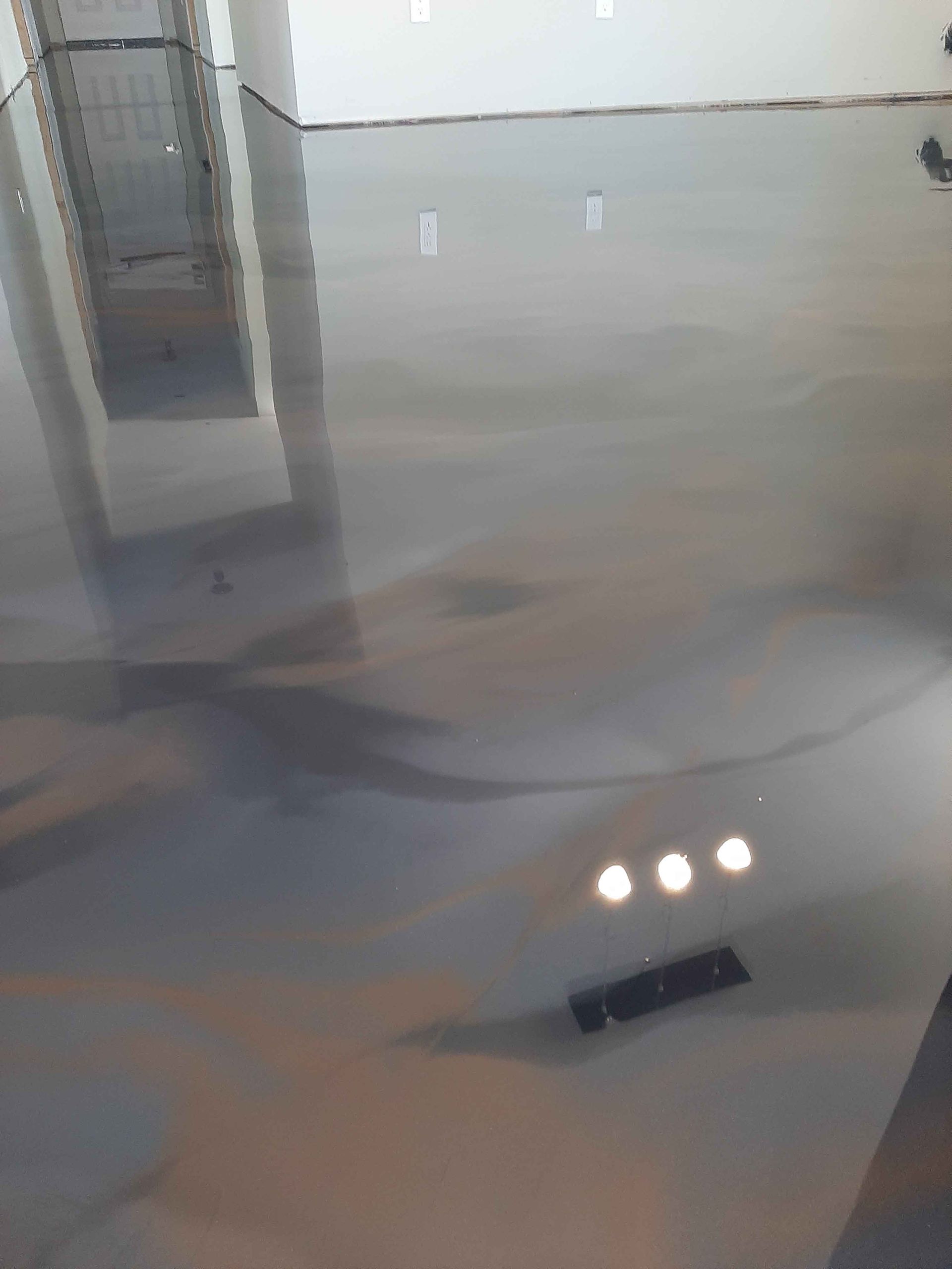 Un gros plan d'un sol métallique brillant dans une pièce.