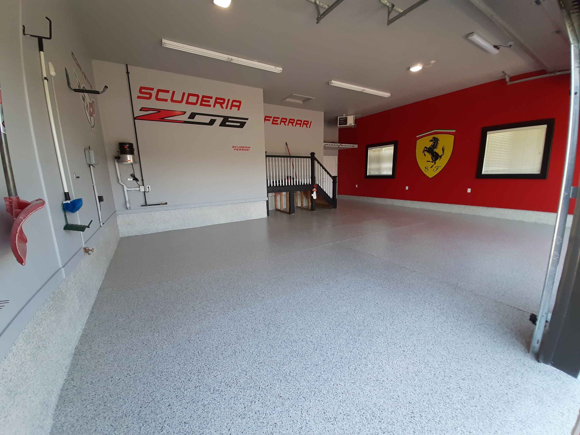 Un garage avec un logo Ferrari sur le mur