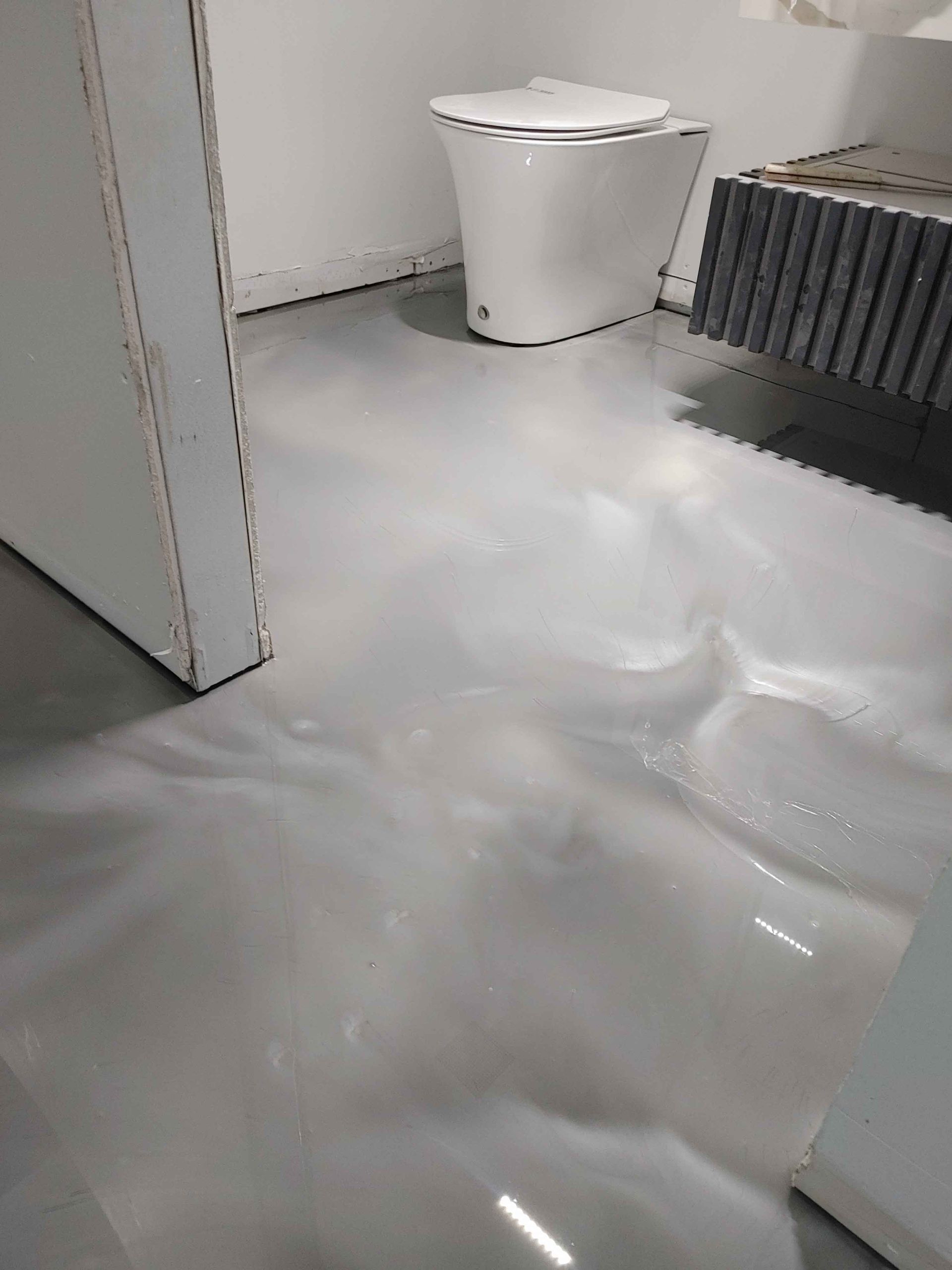 Une salle de bain avec WC et lavabo à l'étage.