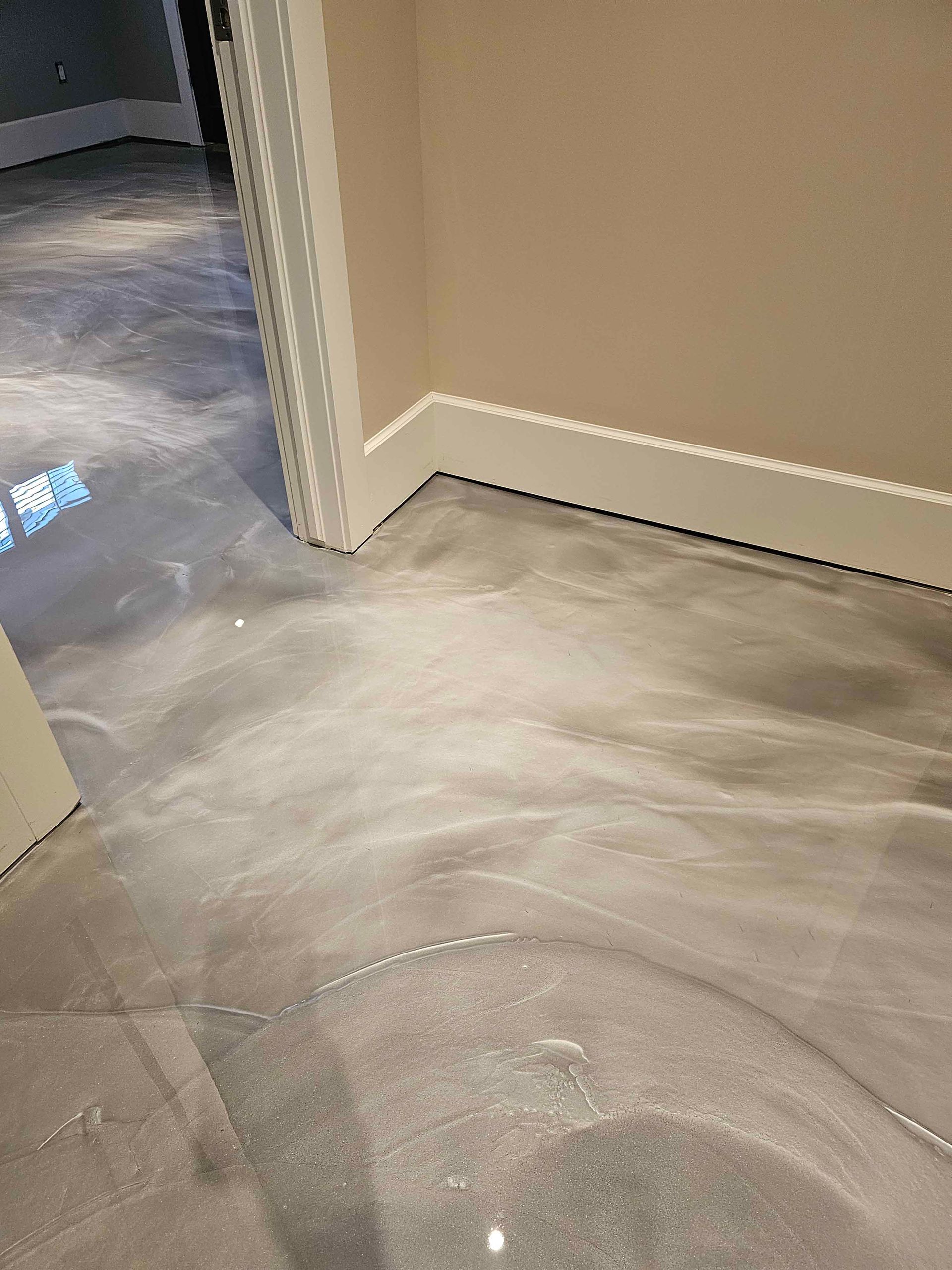 Une pièce avec un sol en béton et une porte.