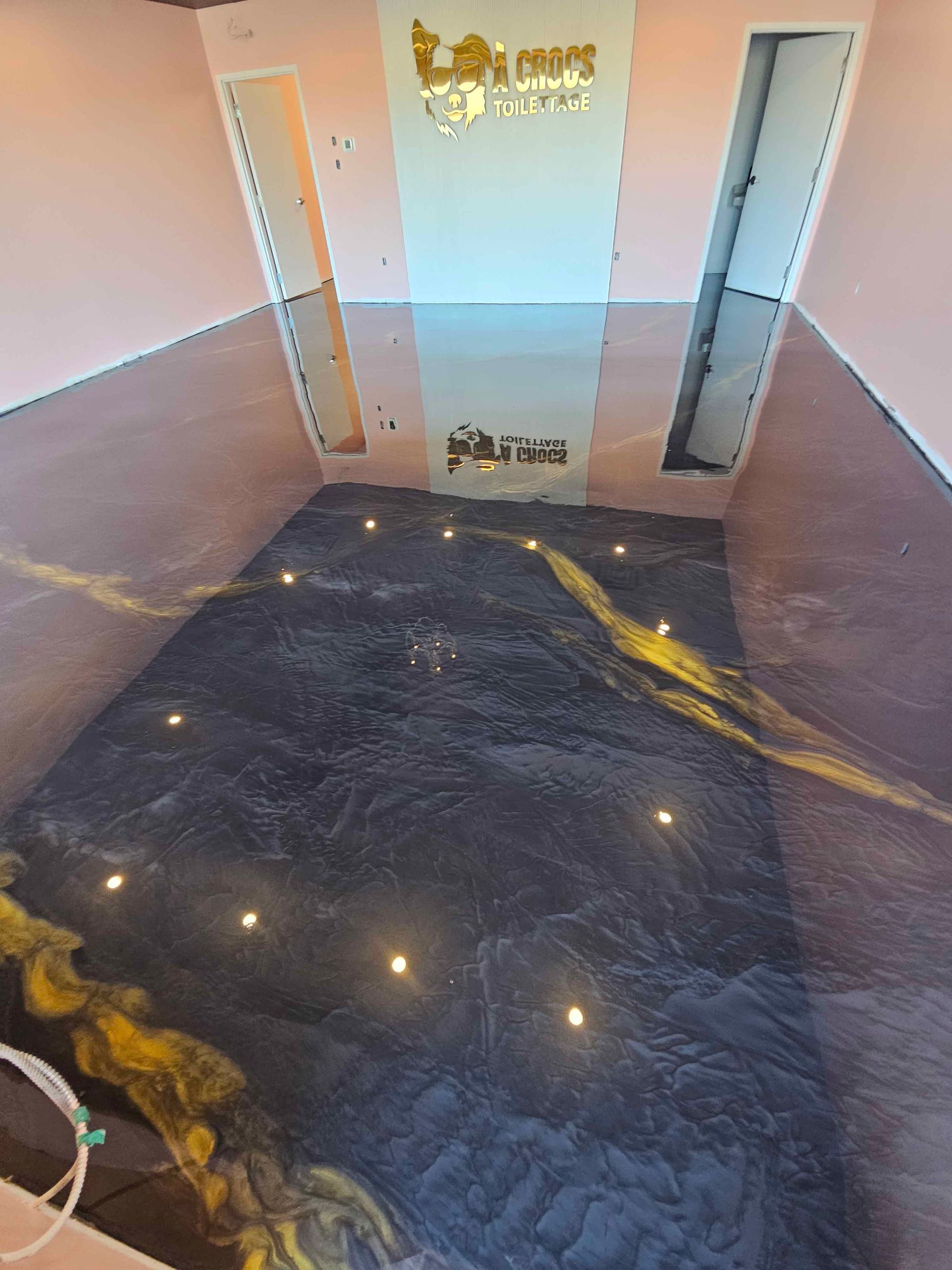 Une pièce avec un sol qui ressemble à une piscine avec des lumières dessus.