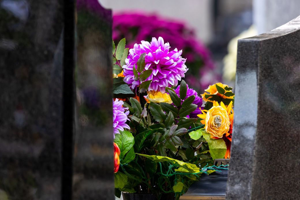 Un mazzo di fiori è appoggiato su un tavolo in un cimitero.